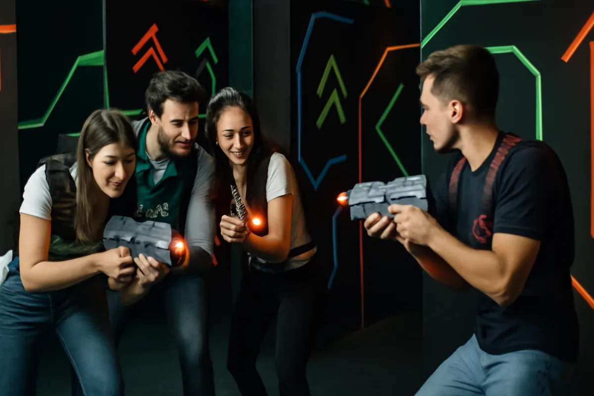 Laser game a squadre o individuale: cosa cambia davvero nella strategia di gioco