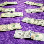 Conduttori di Striscia la Notizia durante una puntata, con microfoni e sfondo del programma.