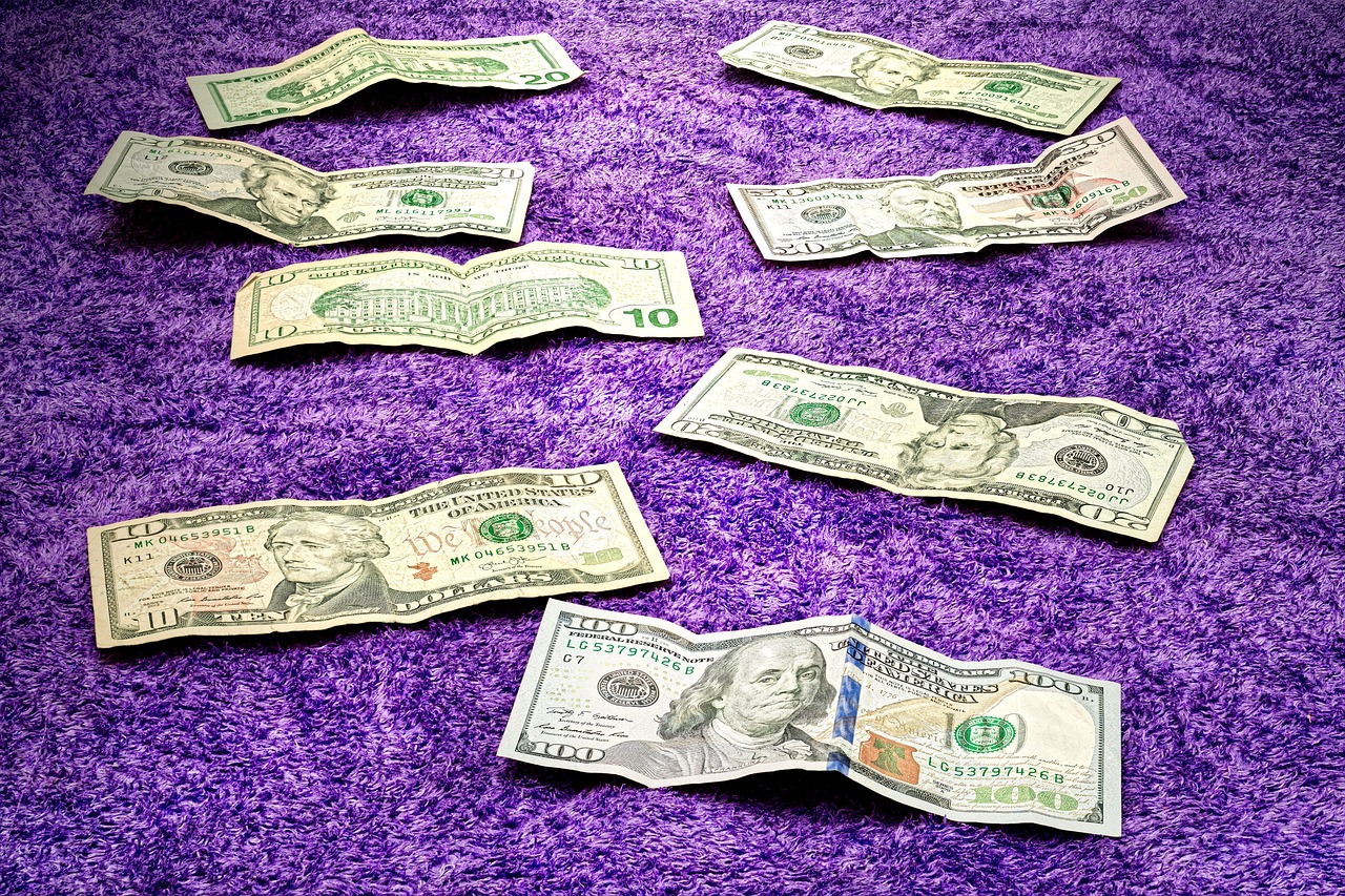 Conduttori di Striscia la Notizia durante una puntata, con microfoni e sfondo del programma.