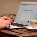 Logo INPS con il titolo "Nuovo servizio online" su sfondo blu.