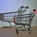 Immagine di un computer con il sito di Amazon aperto, evidenziando sconti su prodotti nascosti.