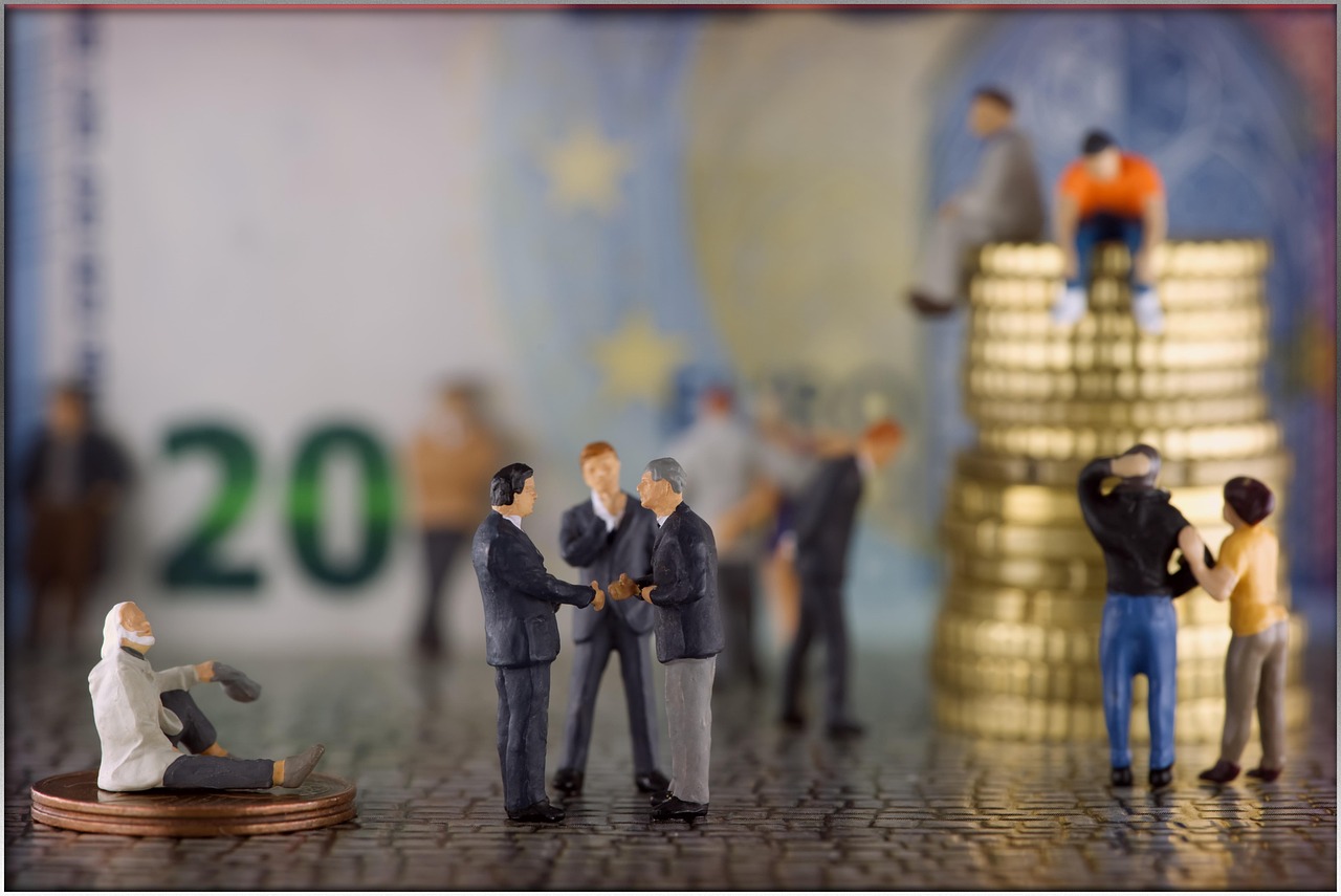 Giocatori di Affari Tuoi sorridono durante una puntata, con buste e premi in evidenza.